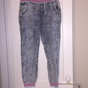 ‼️ON SALE‼️Stone wash joggers w/ tie in the front